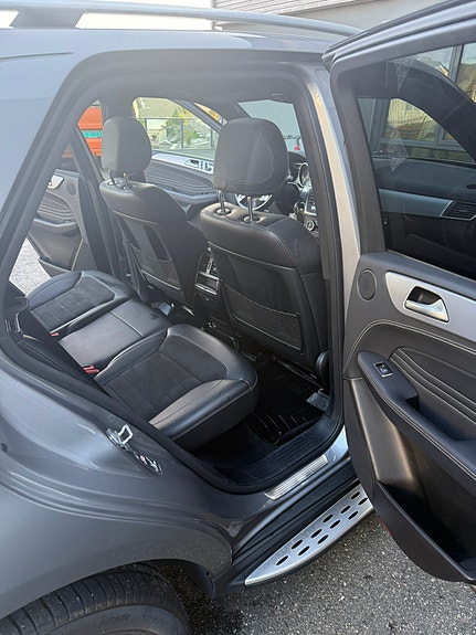 Mercedes-Benz ML350 10 of 12