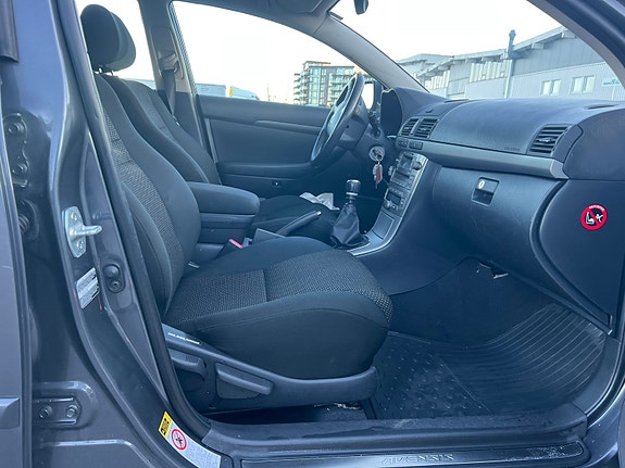 Toyota Avensis 12 of 30