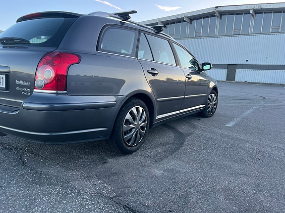 Toyota Avensis 8 of 30