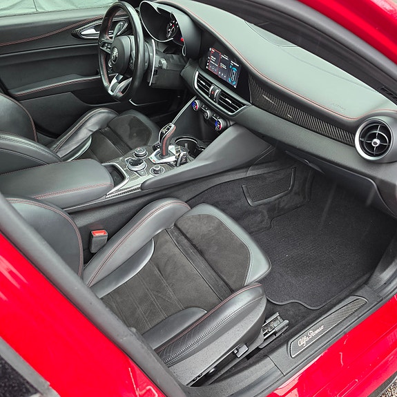 Alfa Romeo Giulia 14 of 24