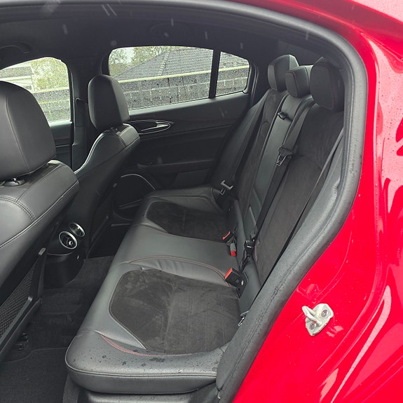 Alfa Romeo Giulia 16 of 24