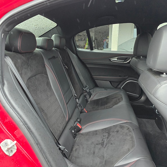 Alfa Romeo Giulia 15 of 24