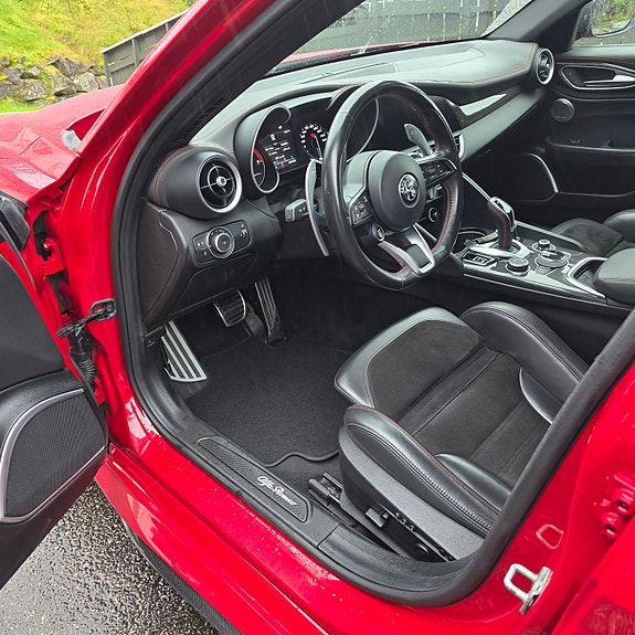 Alfa Romeo Giulia 13 of 24