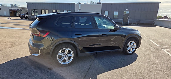 BMW iX1 5 of 14