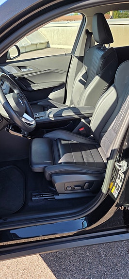 BMW iX1 10 of 14
