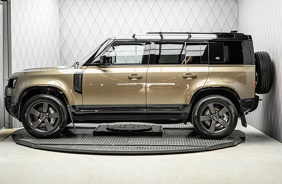 Land Rover Defender 110 8 of 30