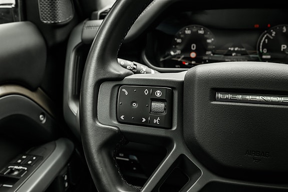 Land Rover Defender 110 24 of 30