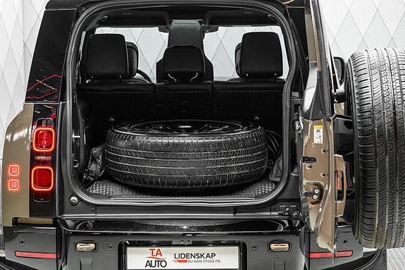 Land Rover Defender 110 17 of 30