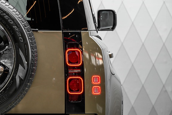 Land Rover Defender 110 14 of 30