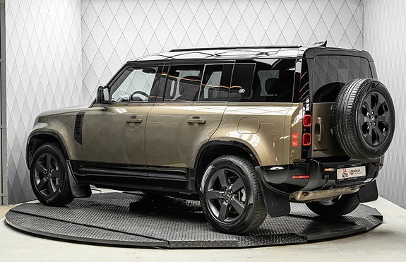 Land Rover Defender 110 7 of 30
