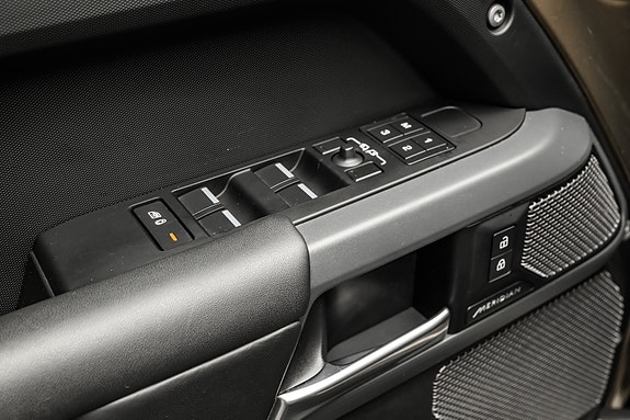 Land Rover Defender 110 19 of 30