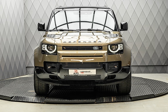 Land Rover Defender 110 4 of 30