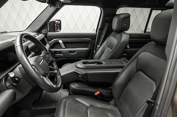 Land Rover Defender 110 28 of 30