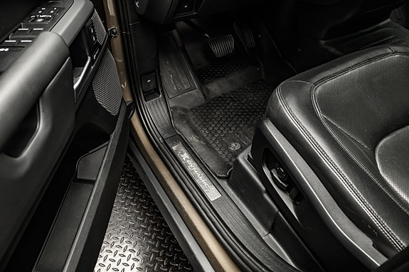 Land Rover Defender 110 27 of 30