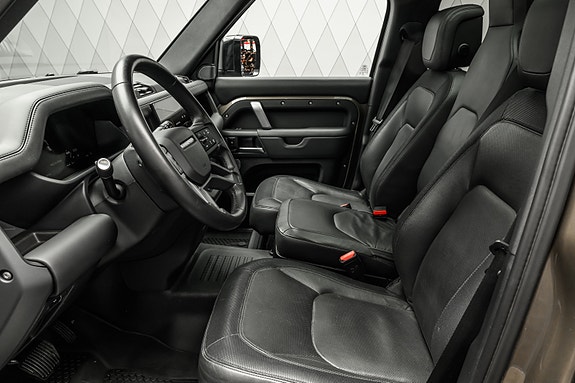 Land Rover Defender 110 22 of 30