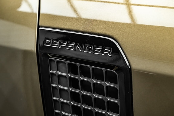 Land Rover Defender 110 10 of 30