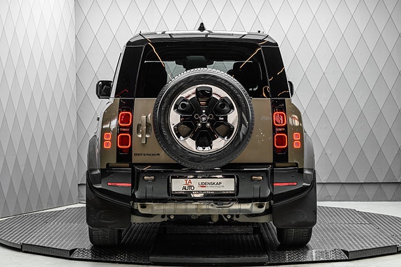 Land Rover Defender 110 13 of 30