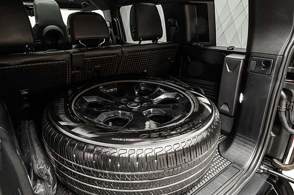 Land Rover Defender 110 18 of 30