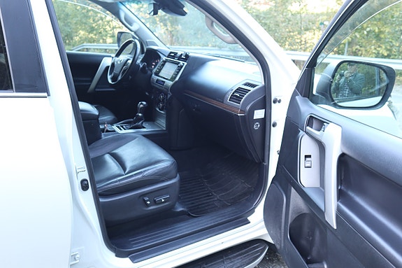 Toyota Land Cruiser 26 of 30