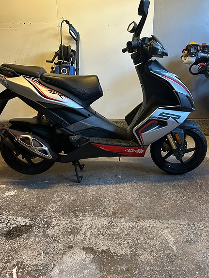 Aprilia SR 50 2 of 15
