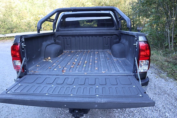 Toyota HiLux 17 of 26