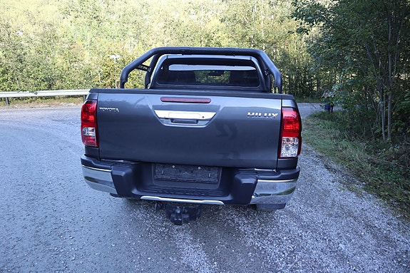 Toyota HiLux 10 of 26