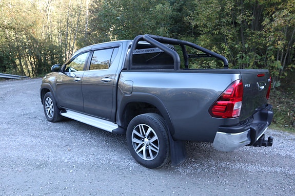 Toyota HiLux 14 of 26