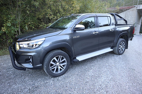 Toyota HiLux 2 of 26