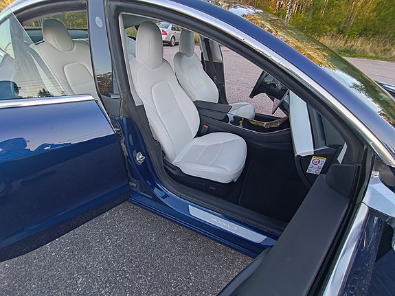 Tesla Model 3 11 of 30
