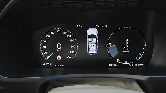 Volvo XC90 10 of 30