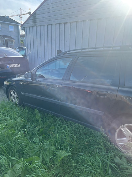 Volvo V70 2 of 6