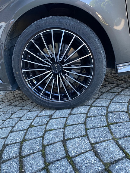 Audi e-tron 8 of 23