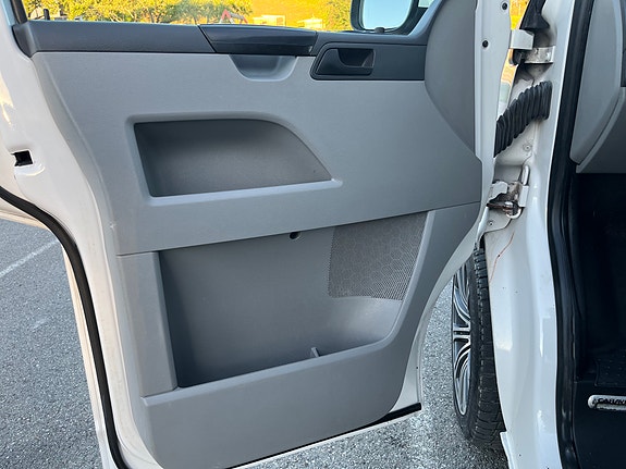 Volkswagen Caravelle 13 of 30