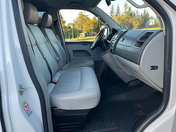 Volkswagen Caravelle 18 of 30