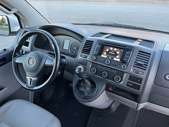 Volkswagen Caravelle 21 of 30