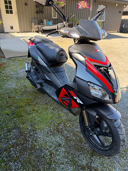 Aprilia SR 50 2 of 9