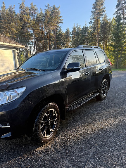 Toyota Land Cruiser 2 of 19