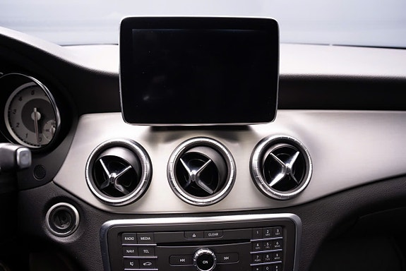 Mercedes-Benz CLA180 12 of 19