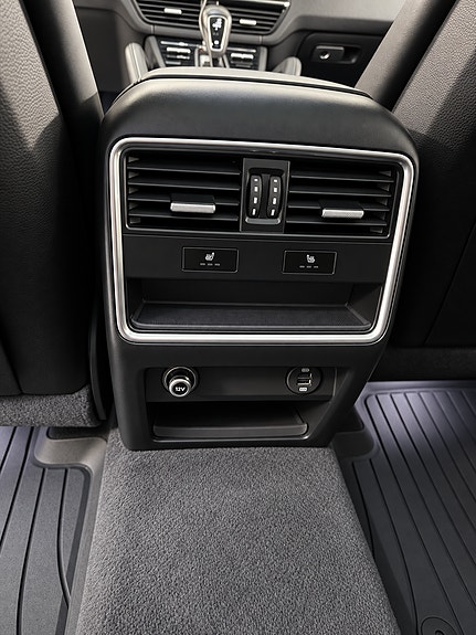 Porsche Cayenne 27 of 29