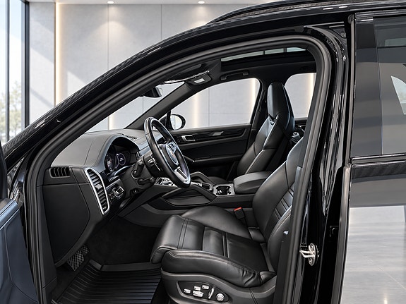 Porsche Cayenne 10 of 29