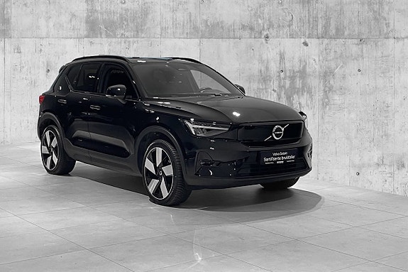 Volvo XC40 2 of 30