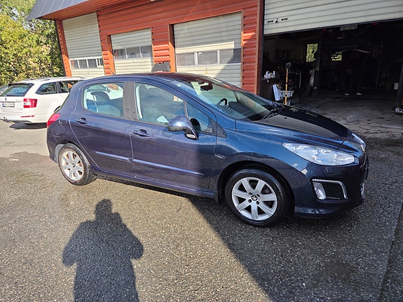 Peugeot 308 2 of 14