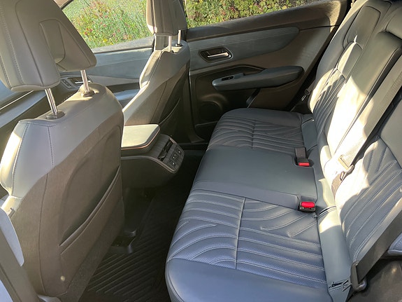 Nissan Ariya 4 of 8