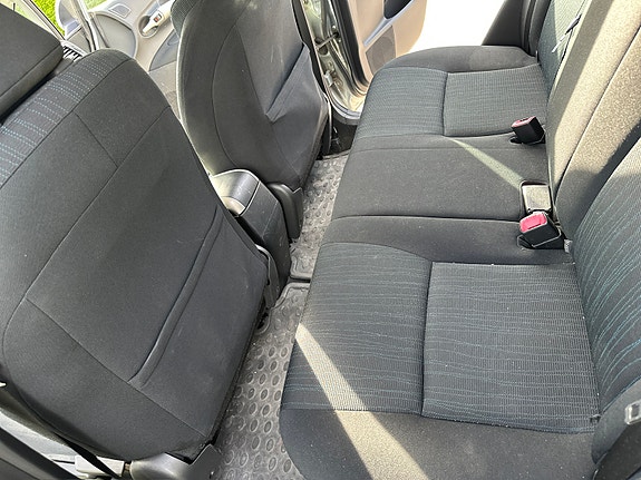 Toyota Auris 27 of 30