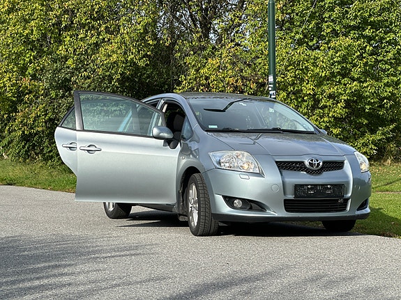 Toyota Auris 8 of 30