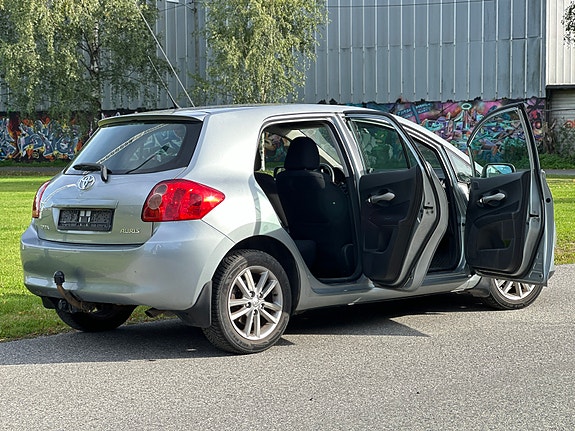 Toyota Auris 5 of 30