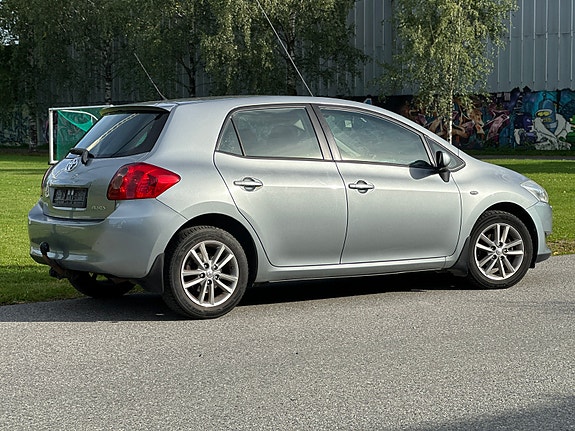 Toyota Auris 2 of 30