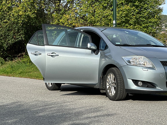 Toyota Auris 7 of 30