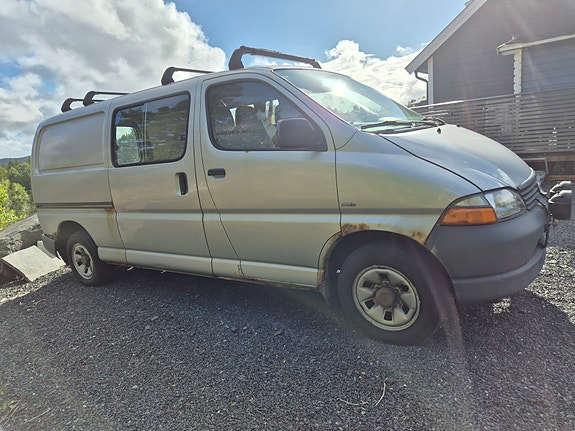 Toyota HiAce 4 of 18