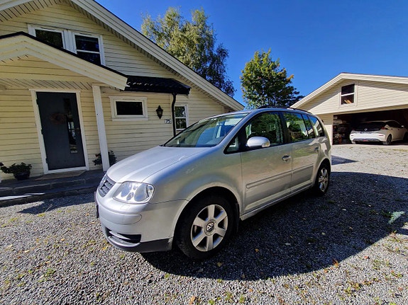 Volkswagen Touran 7 of 13